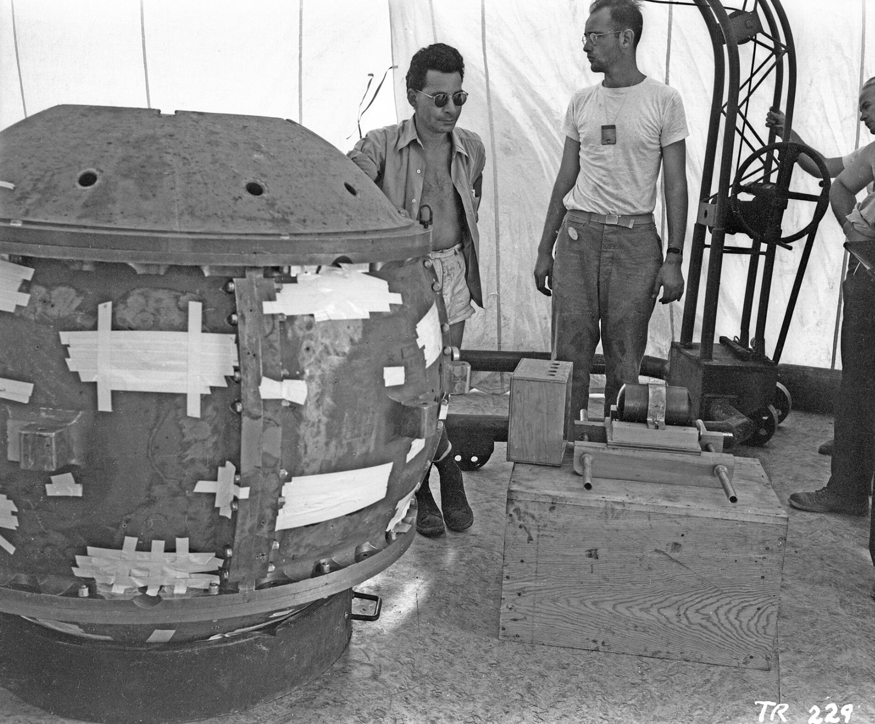 Louis Slotin and Herbert Lehr prior to insertion of the bomb's tamper plug 